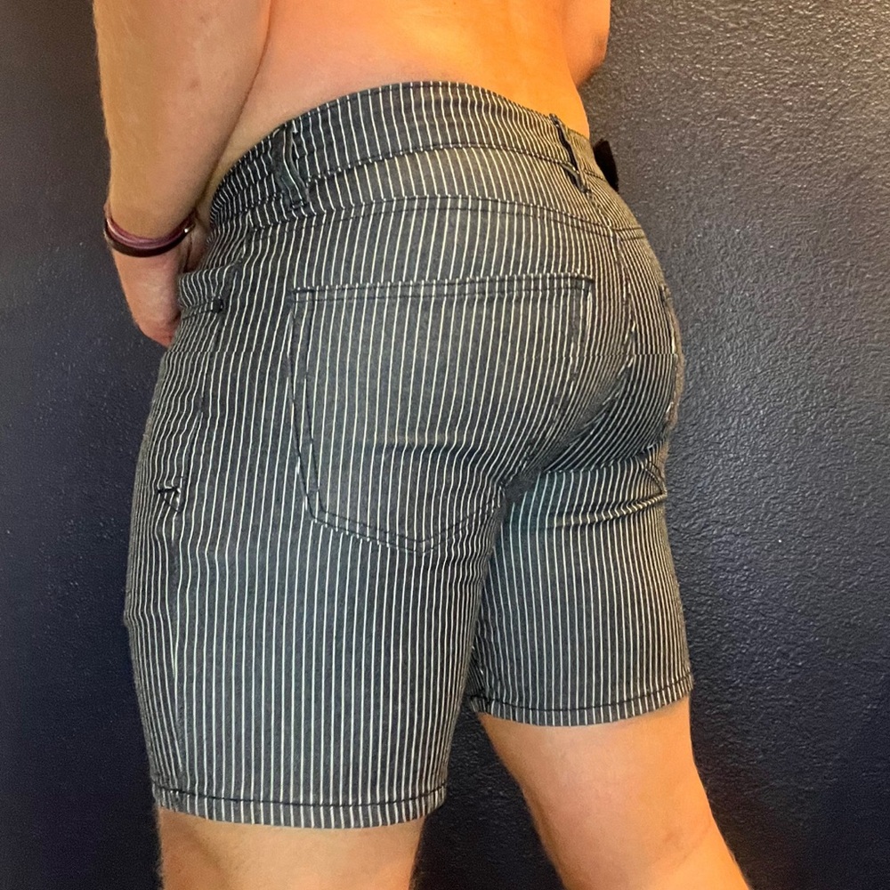 Striped Men's Caterpillar Shorts siz 32 - Black and White pinstripe